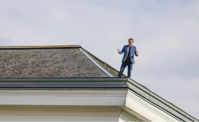 Ngjarje e pazakontë në Slloveni: Deputeti ngjitet në