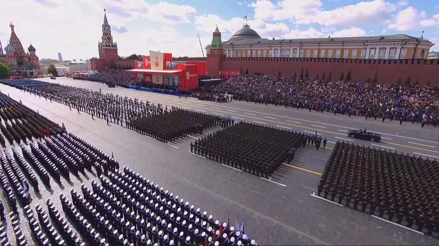 Ushtria ruse pushton Sheshin e Kuq, Putin shënon ditën e fitores krah