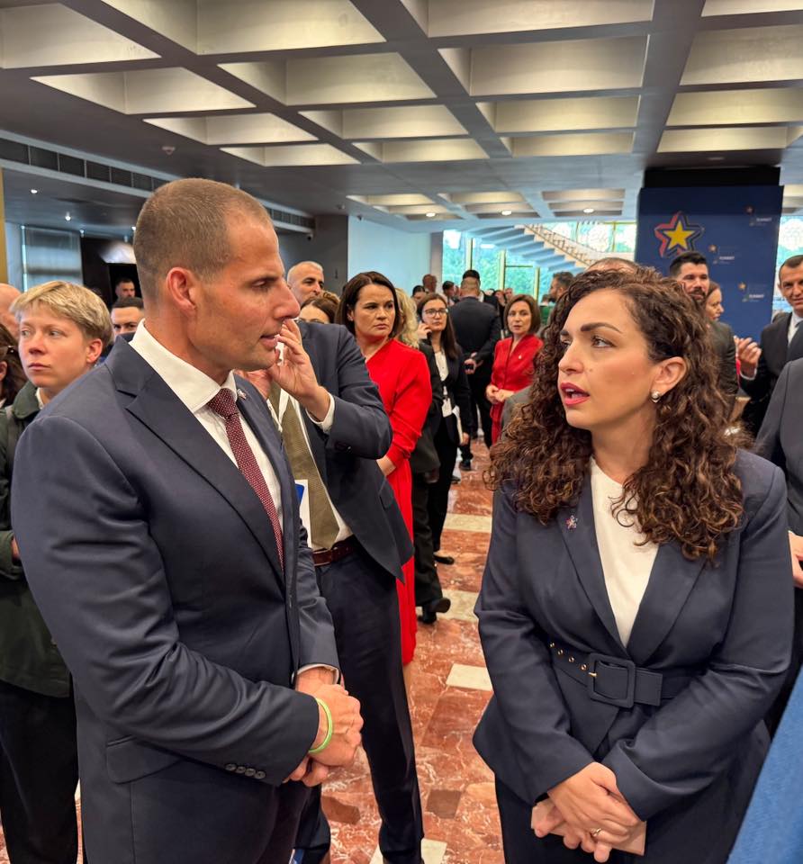 Mund të jetë një imazh i 8 persona