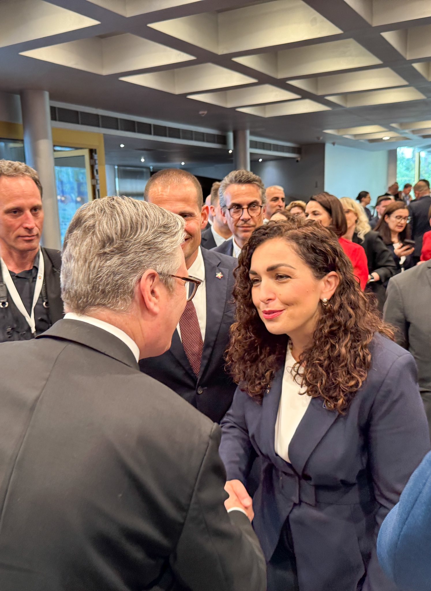 Mund të jetë një imazh i 4 persona