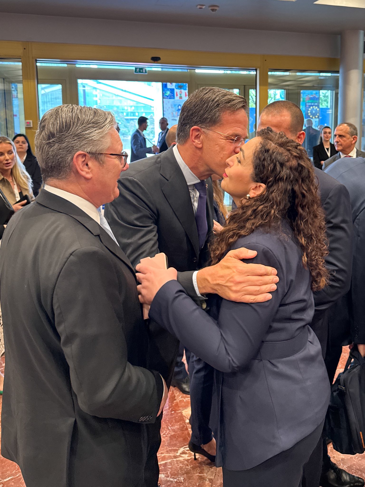 Mund të jetë një imazh i 3 persona