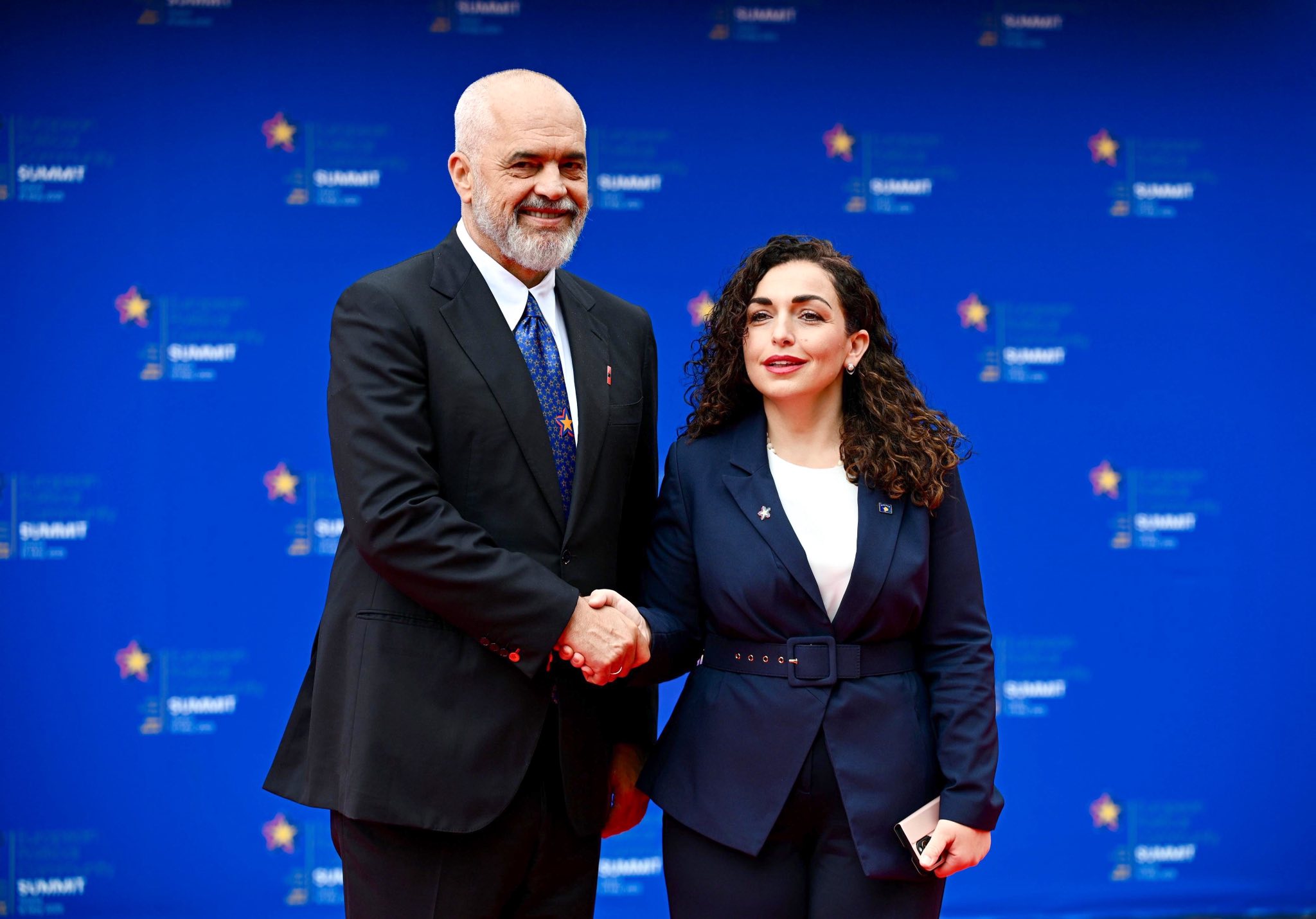 Mund të jetë një imazh i 2 persona, tribunë dhe teksti