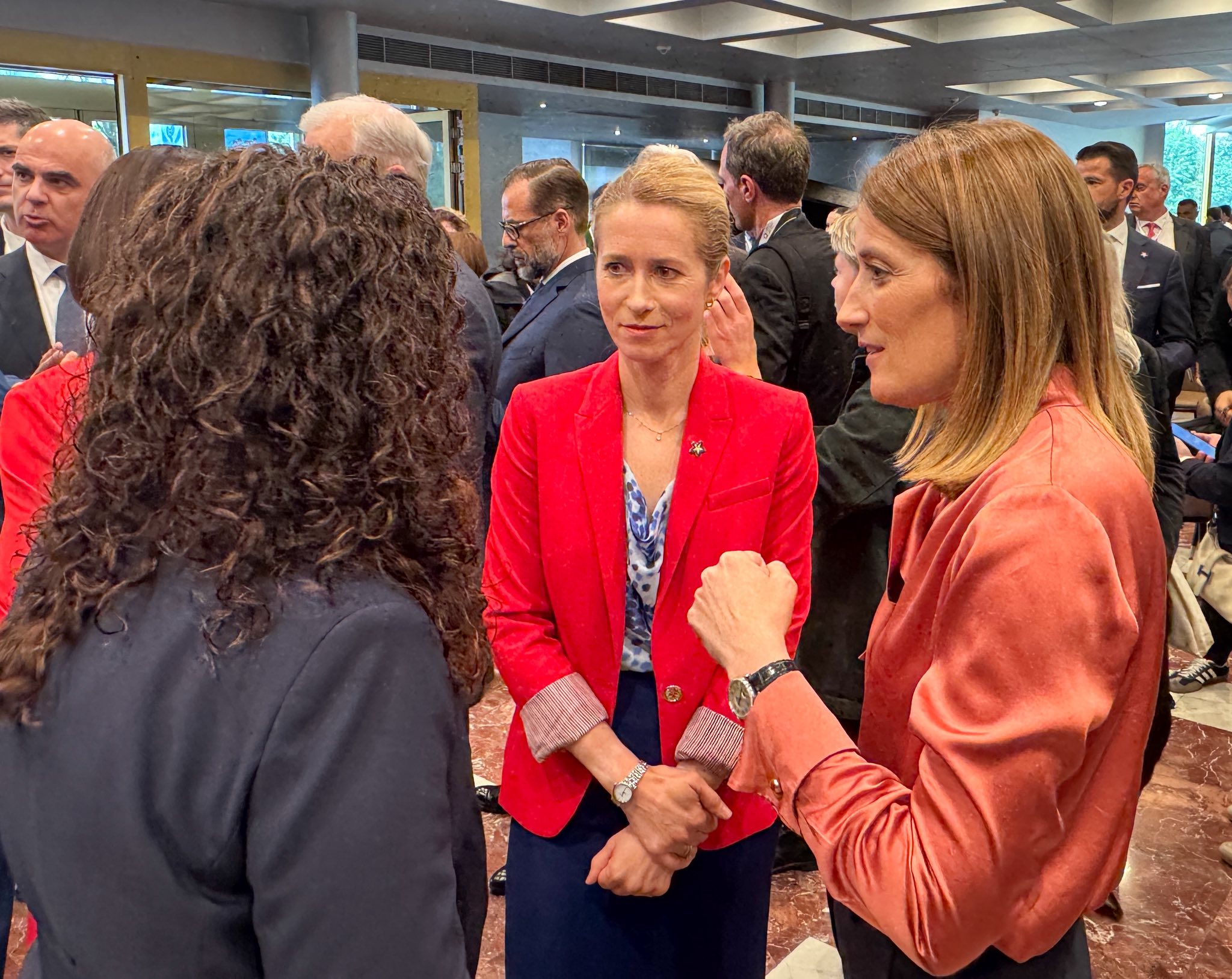 Mund të jetë një imazh i 3 persona, turmë dhe teksti