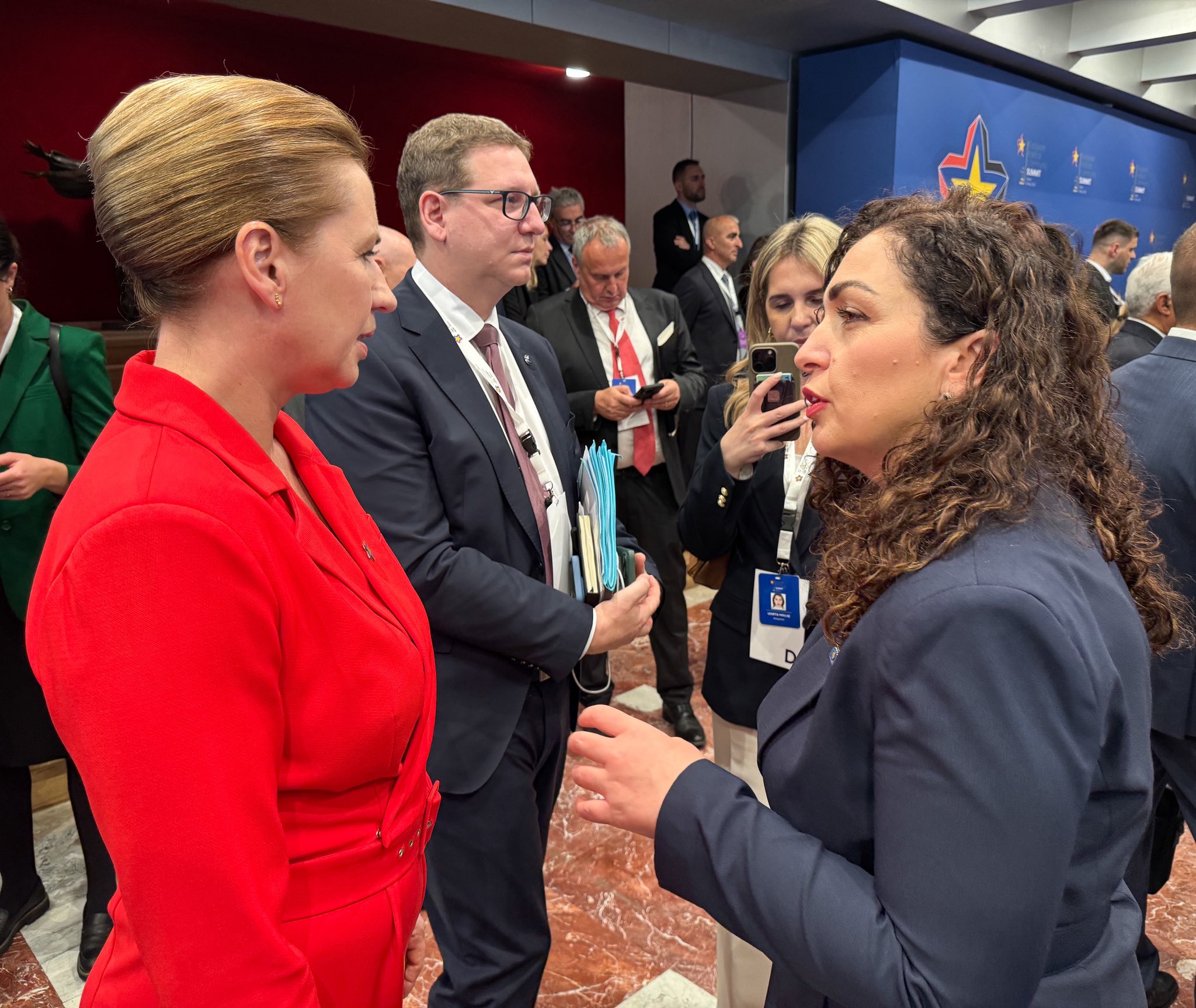 Mund të jetë një imazh i 4 persona dhe teksti