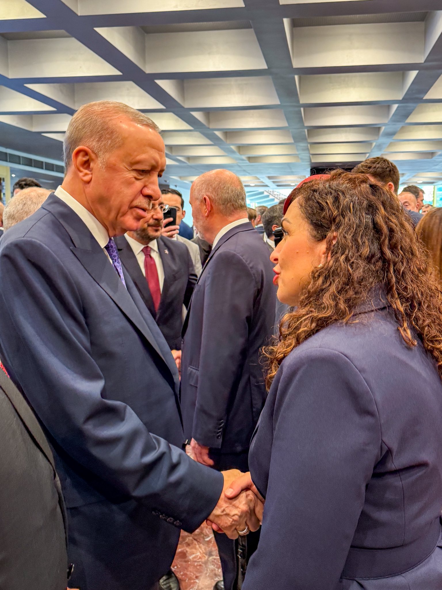 Mund të jetë një imazh i 3 persona dhe teksti