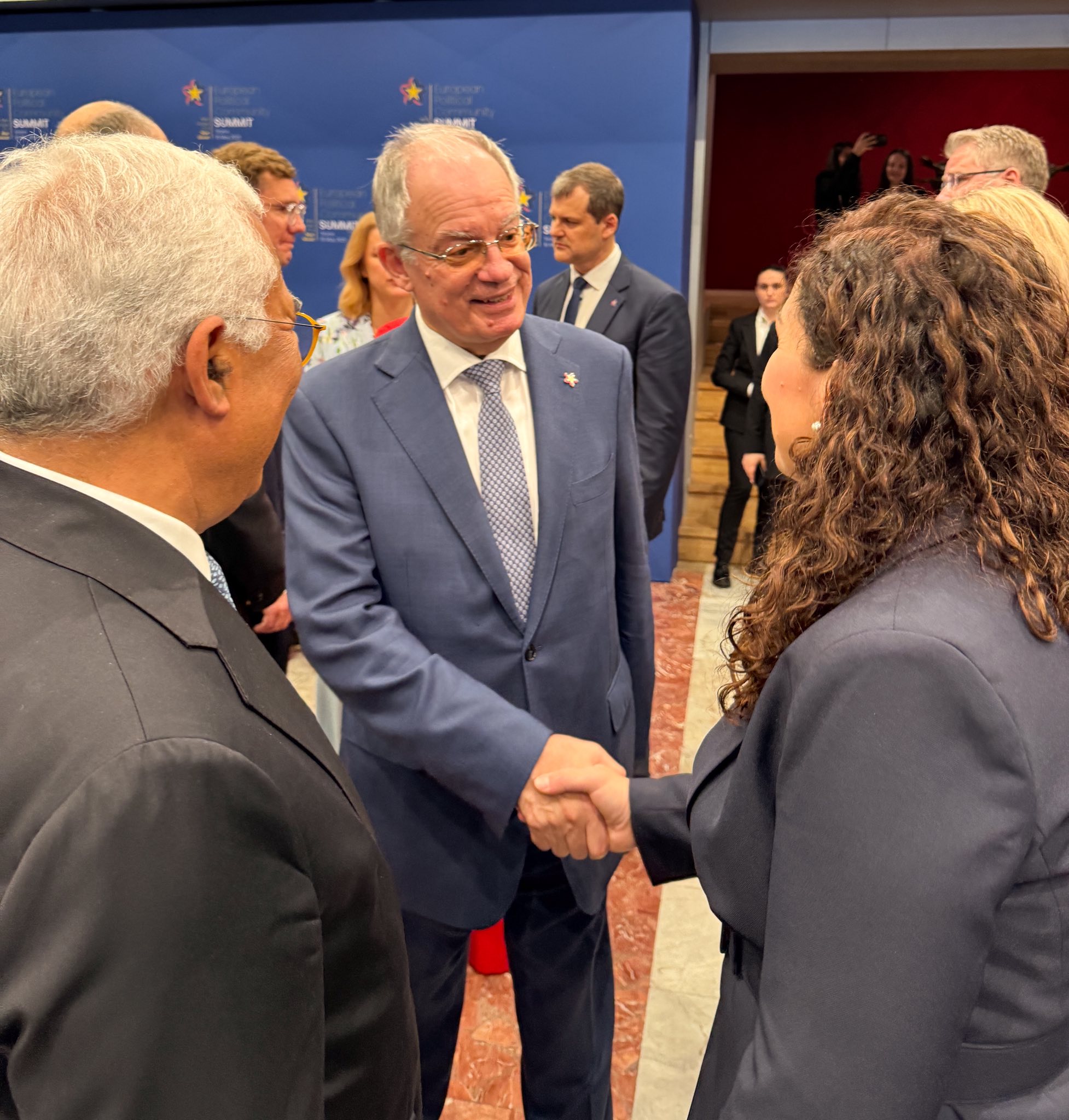 Mund të jetë një imazh i 5 persona dhe teksti