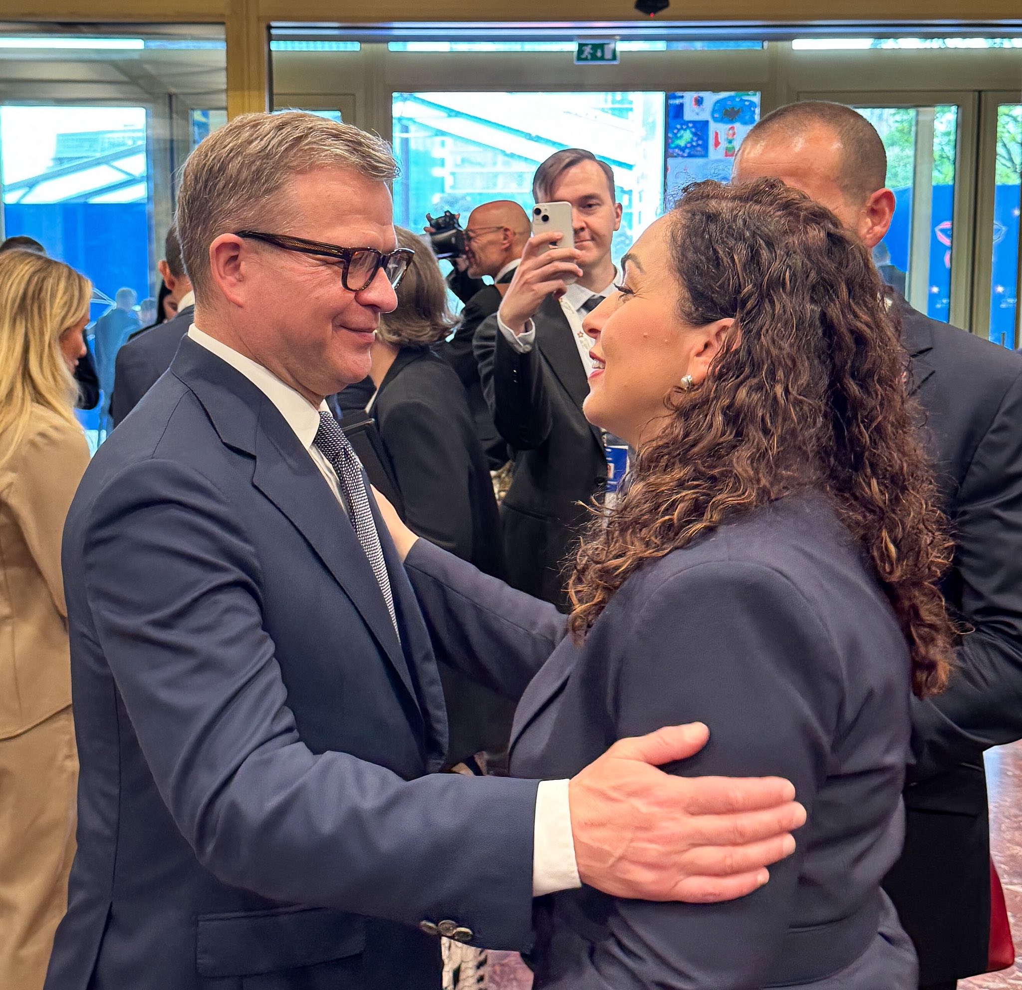 Mund të jetë një imazh i 3 persona