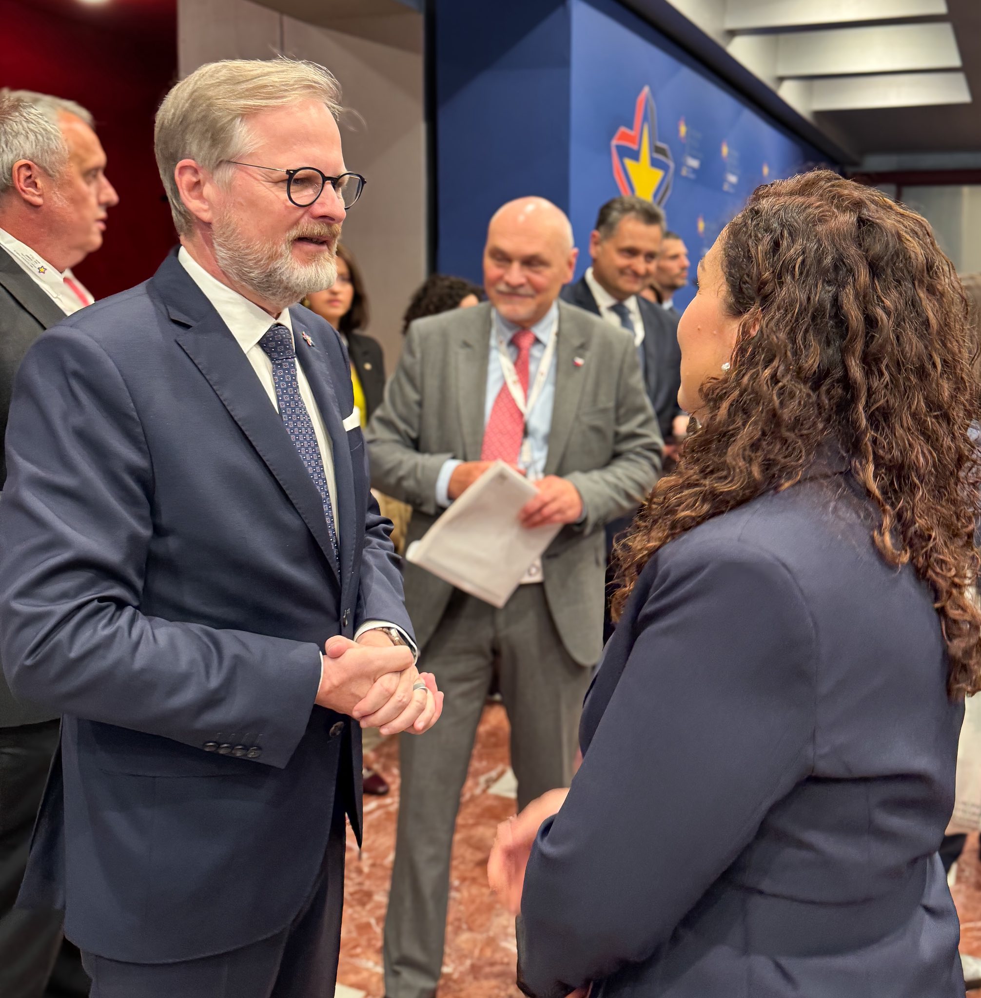 Mund të jetë një imazh i 3 persona dhe teksti