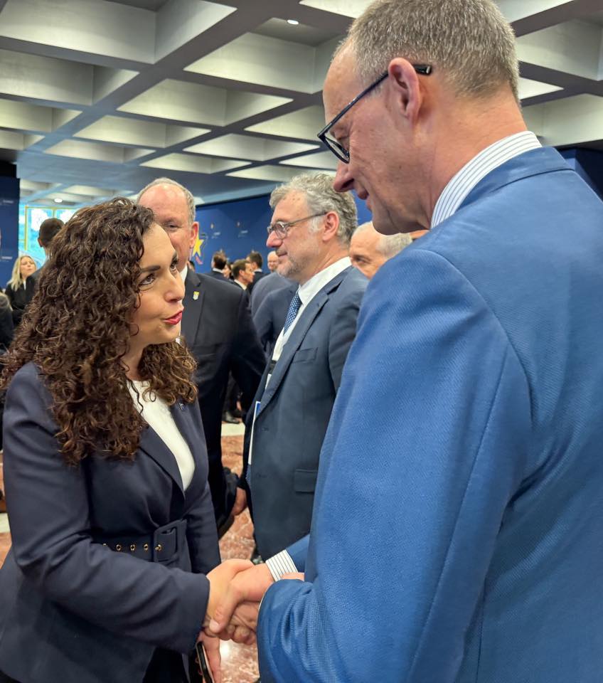 Mund të jetë një imazh i 2 persona