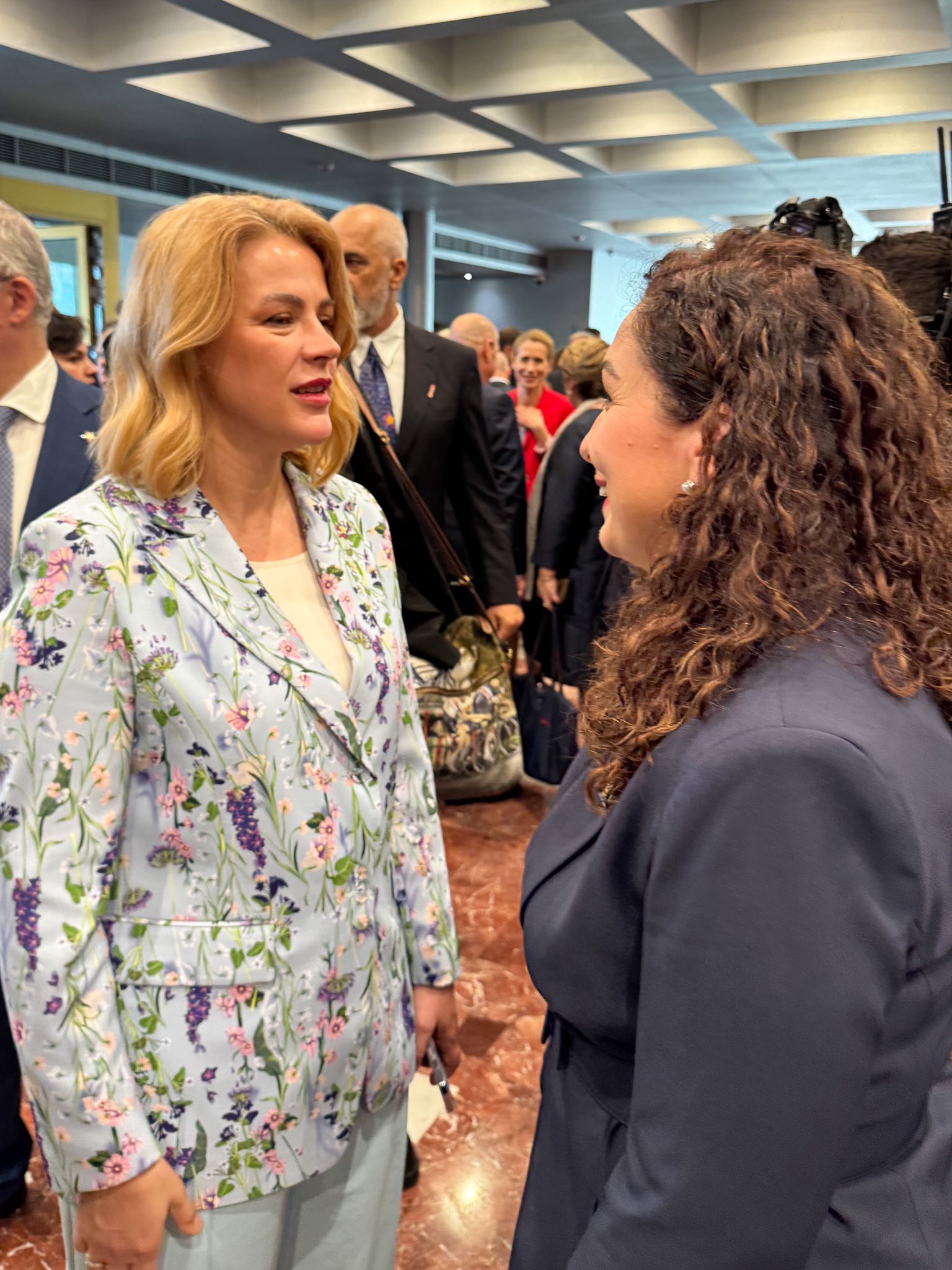 Mund të jetë një imazh i 2 persona