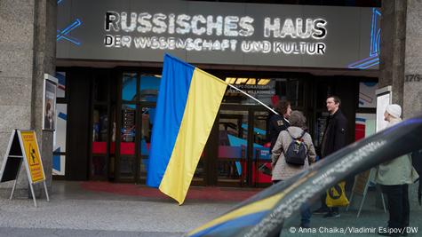 Flamuri ukrainas para Shtëpisë Ruse në Berlin Flamuri ukrainas para Shtëpisë Ruse në Berlin