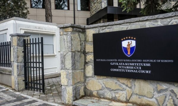 Dështimi i 33’të në Kuvend, Kushtetuesja thotë se po i “shqyrton të gjitha aspektet e çështjes”: Njoftojmë me kohë