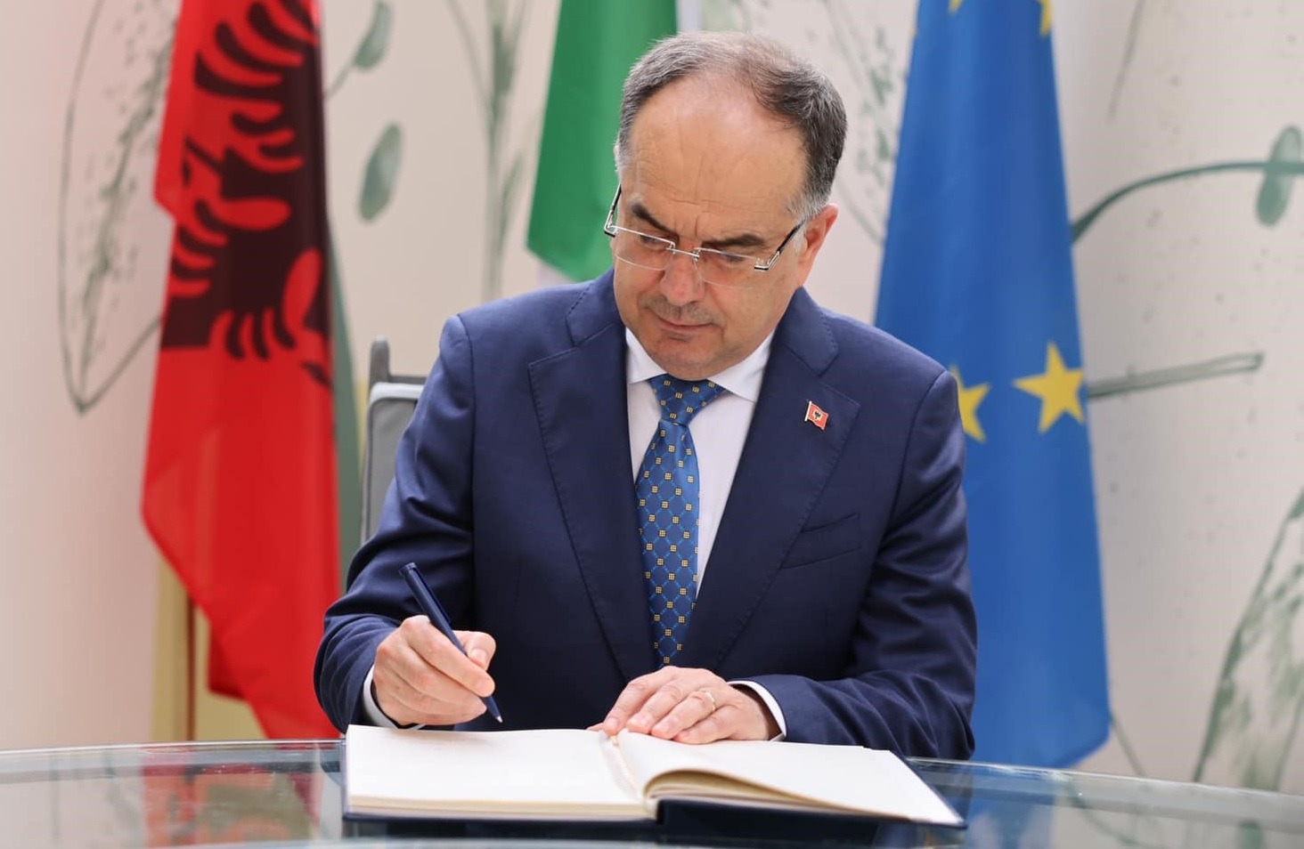 Begaj dekreton ministrat e rinj