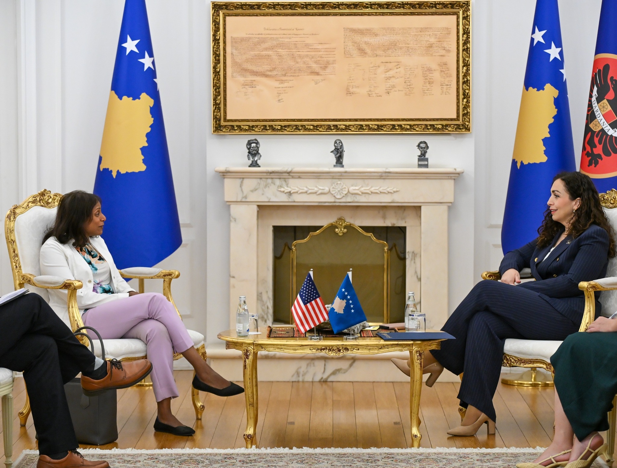 Mund të jetë një imazh i 2 persona, Zyra Ovale dhe teksti