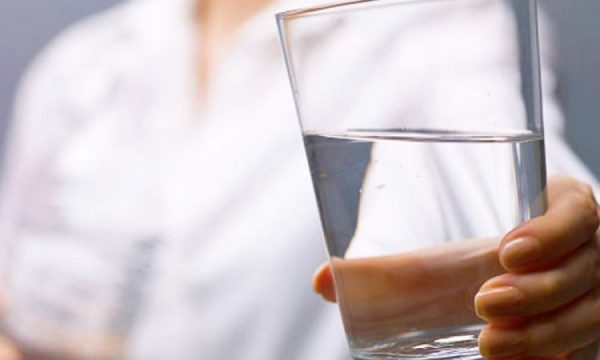 Nga Mëngjesi Deri në Darkë – Sa Gota me Ujë Duhet të Pini – Ekonomia Online