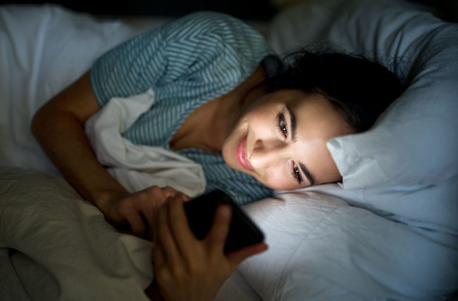 Rreziqet e të fjeturit me telefon ndezur – Ekonomia Online