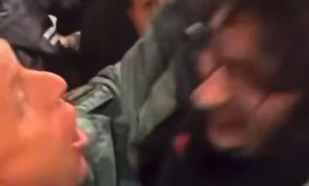 Tifozi i famshëm i Unitedit që u bë viral me flokët e tij, sulmohet pas ndeshjes me Chelsean – Ekonomia Online