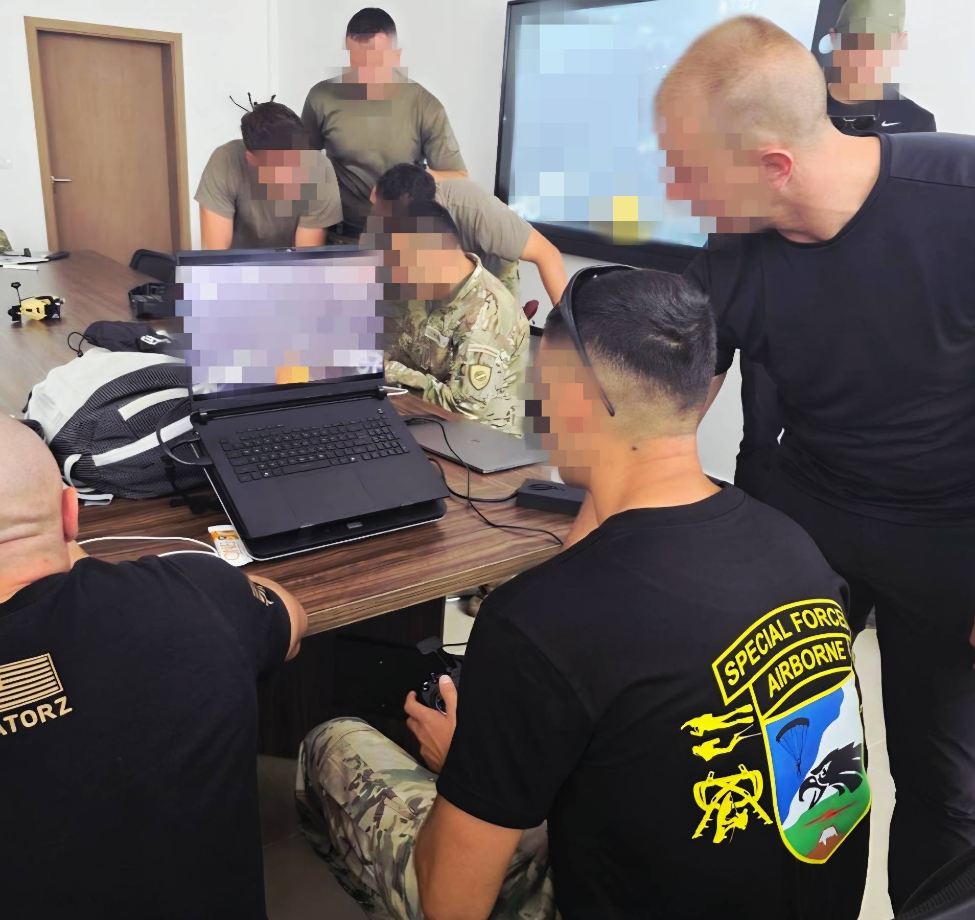 Mund të jetë një imazh i teksti që thotë "TORZ SPECIAL SPECIAL FORCE AIRBORNE"