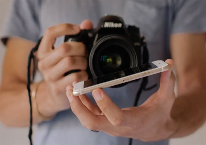 Phone-screen-reflection-trick-wedding-photography-mathias-fast-34