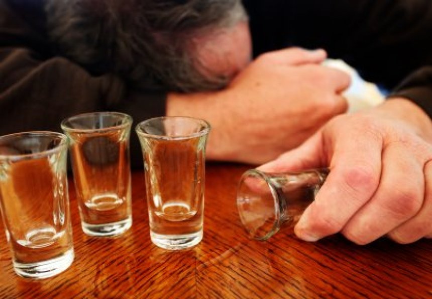 Alkooli, përgjegjës për dëmtimin e trurit, zemrës e mëlçisë – Ekonomia Online
