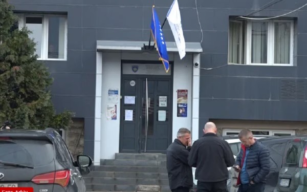 Kryetari i ri serb i Leposaviqit pretendon se e gjeti komunën në gjendje të keqe, e demanton Hetemi