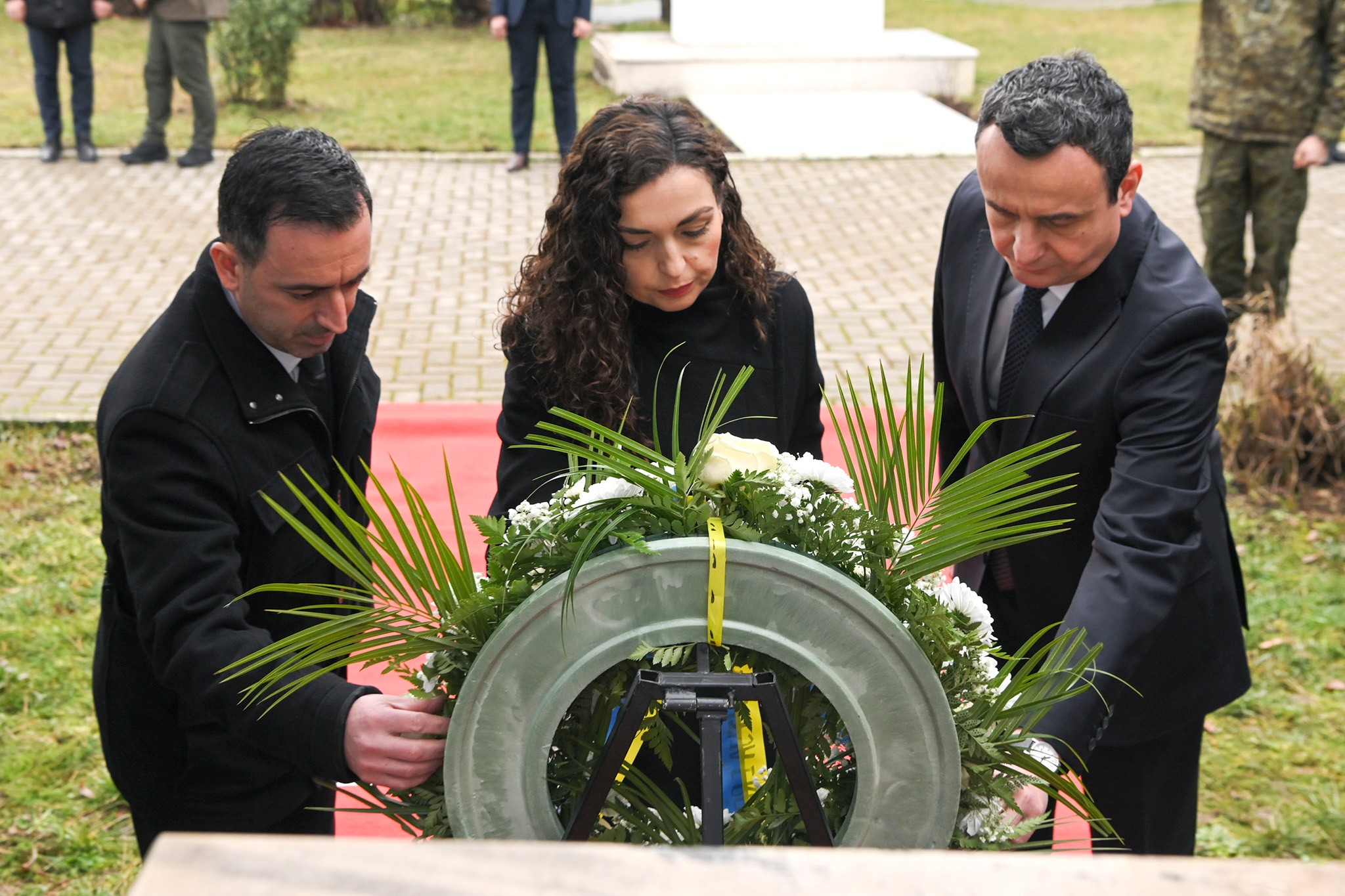 Kurti përkujtoi Holokaustin, duke theksuar empatinë e popullit të Kosovës si viktimë e gjenocidit