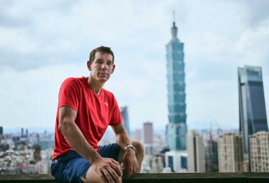Alex Honnold shkruan historinë/ Alpinisti arriti majën e ndërtesës 508 metërshe pa asnjë pajisje mbrojtëse
