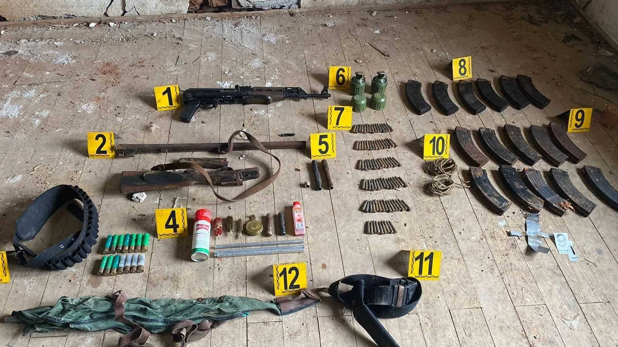 Policia gjen armë, municion dhe granata dore në një shtëpi të braktisur në Zveçan