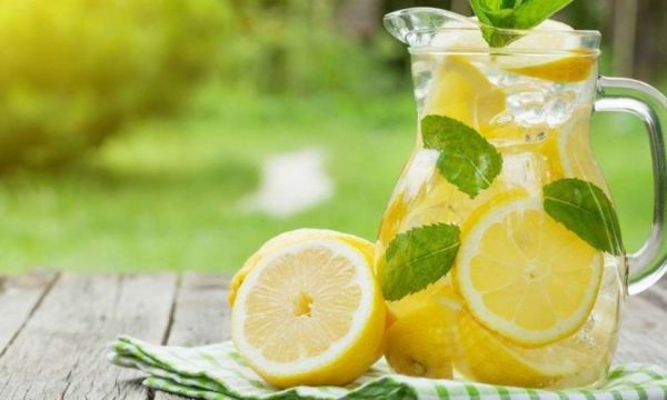 Pse duhet të pini ujë të ngrohtë me limon në mëngjes? – Ekonomia Online