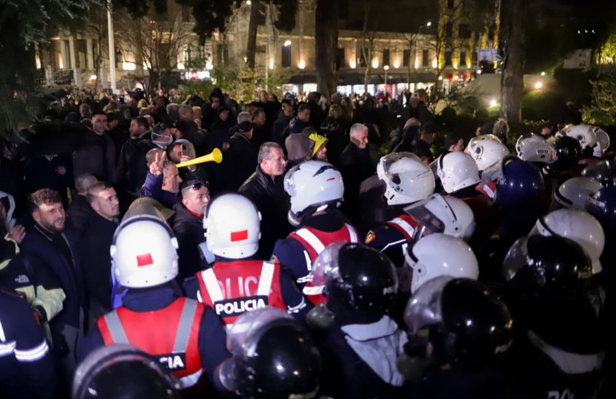 Shtatë policë të lënduar gjatë protestës së opozitës, pesë po trajtohen në Spitalin e Traumës