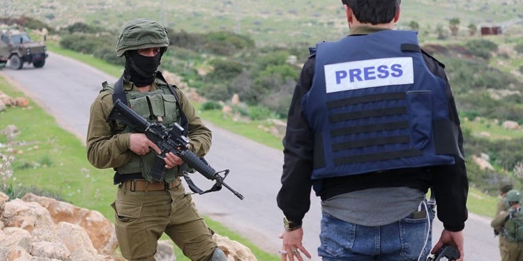 Gazetarët palestinezë rrëfejnë torturat dhe abuzimin sistematik në paraburgimet izraelite