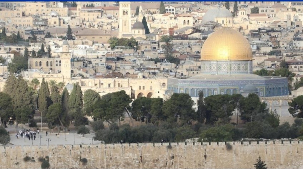 Dhjetëra kolonë të paligjshëm izr@elitë bastisin Xhaminë Al-Aksa në Kuds në ditën e pestë të Ramazanit