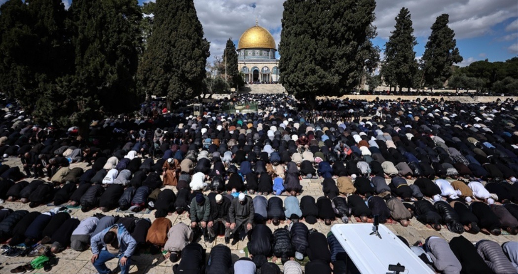 Pavarësisht kufizimeve izr@elite, rreth 100 mijë palestinezë falën xhumanë e dytë të Ramazanit në Al-Aksa