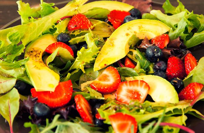 Si të përgatisni një sallatë të shëndetshme e të shijshme verore? – Ekonomia Online