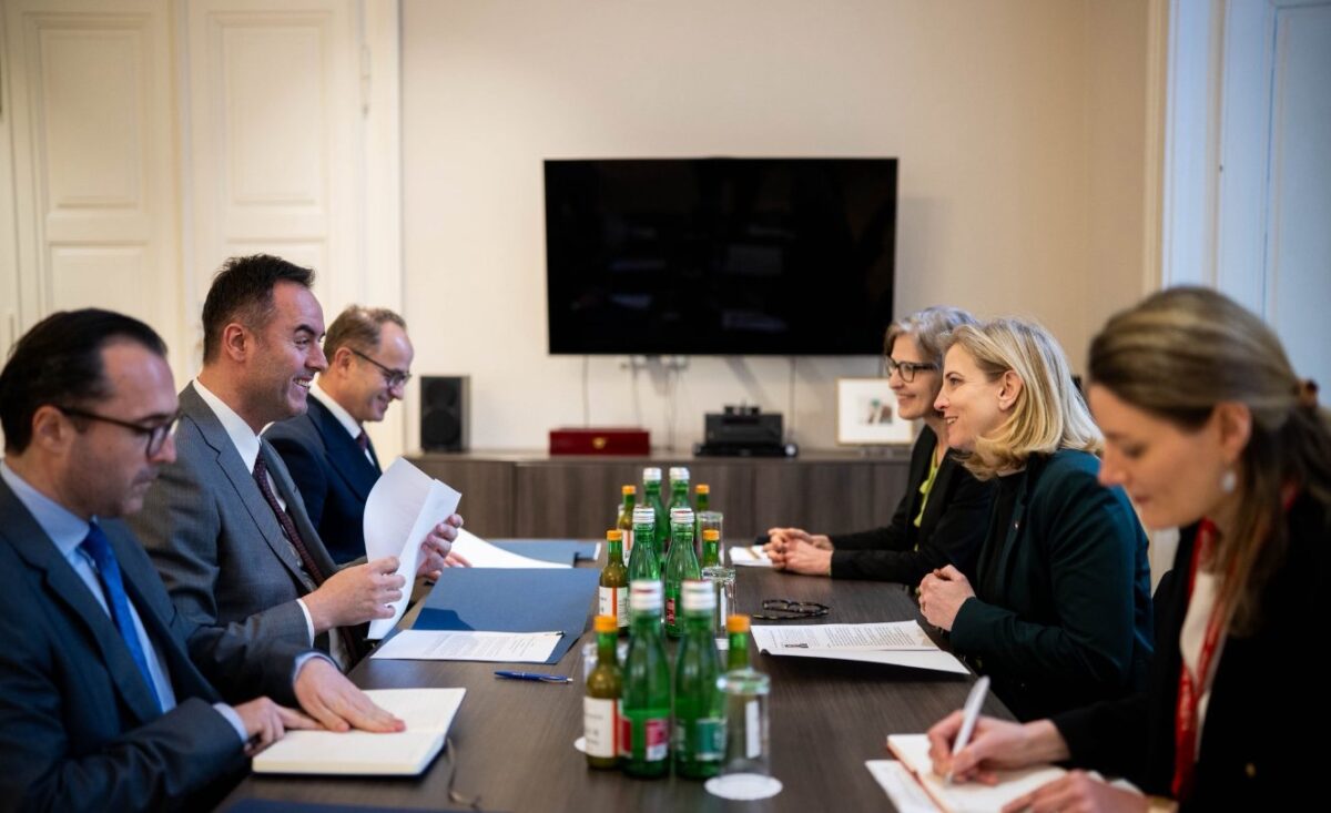 Kryediplomatja austriake pas takimit me Konjufcën: Mund të llogarisni në mbështetjen tonë të fortë për rrugën drejt BE’së