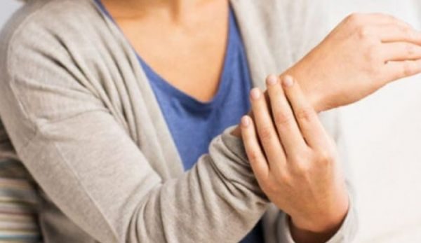 A ju mpihen duart dhe këmbët? Mësoni arsyet – Ekonomia Online