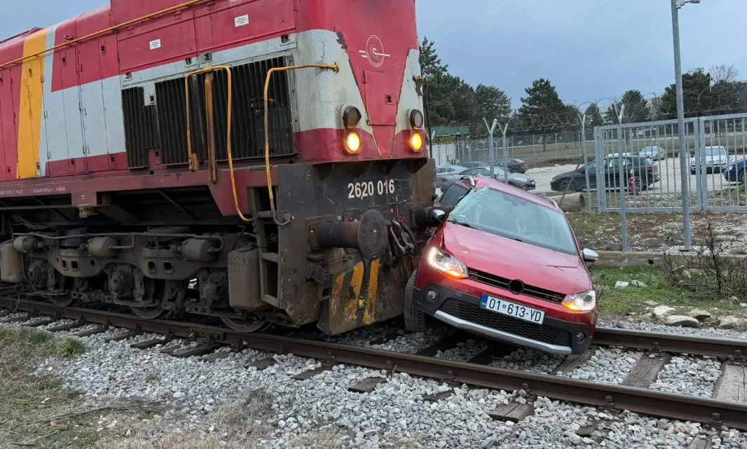 Ak*sident ndërmjet trenit dhe një veture pranë Kazermës “Adem Jashari”