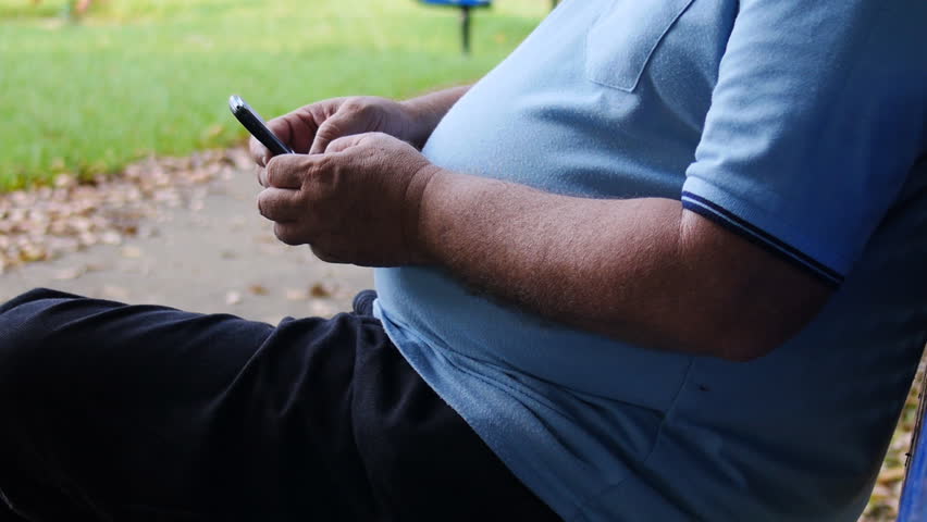 Përdorimi i telefonit për pesë orë në ditë lidhet me obezitet – Ekonomia Online