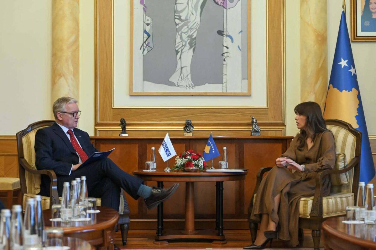 Albulena Haxhiu priti Shefin e OSBE-së në Kosovë, Gerard McGurk