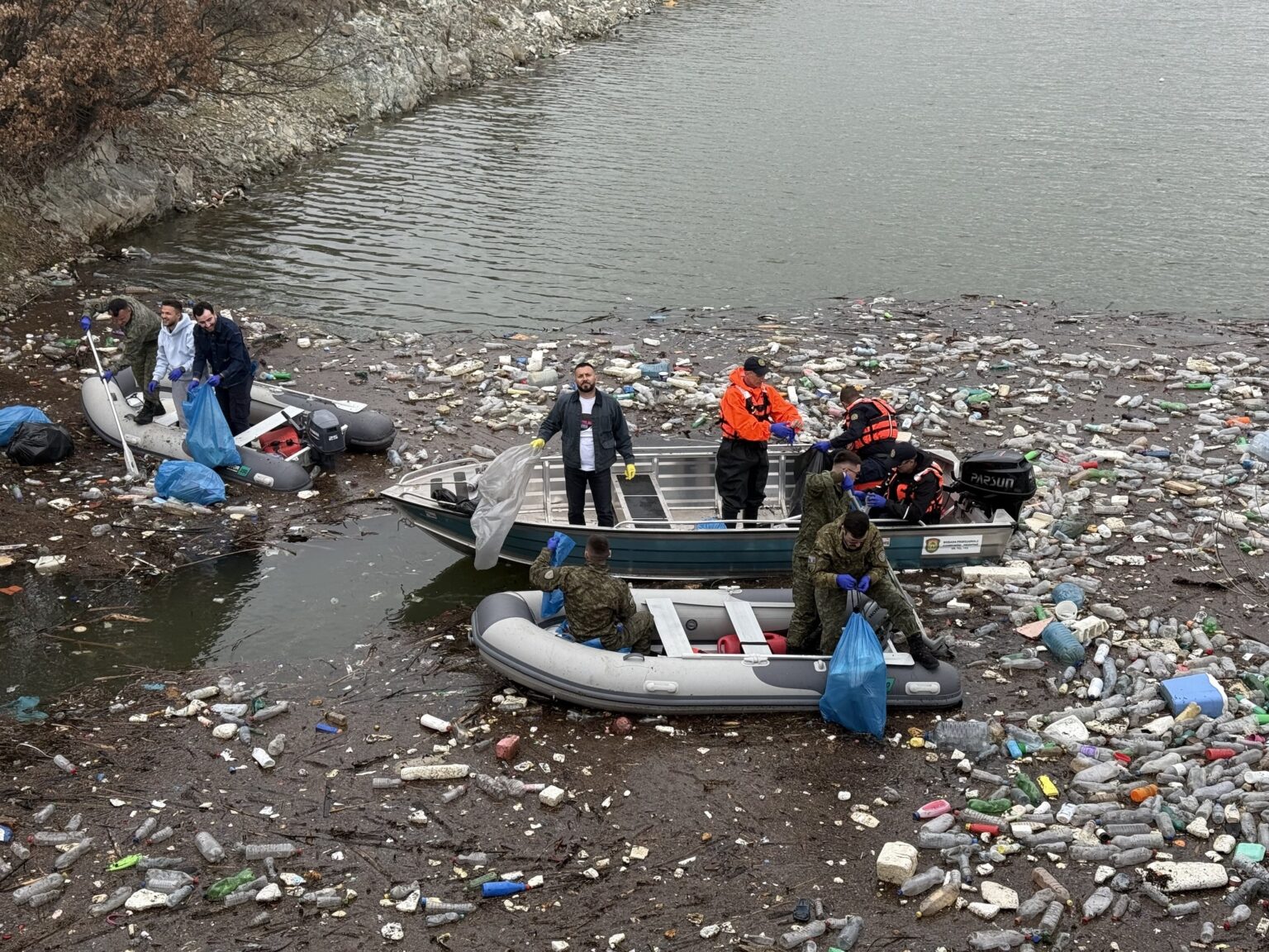 Rreth 200 vullnetarë, 400 thasë mbeturina – Aksion pastrimi në liqenin e Badovcit