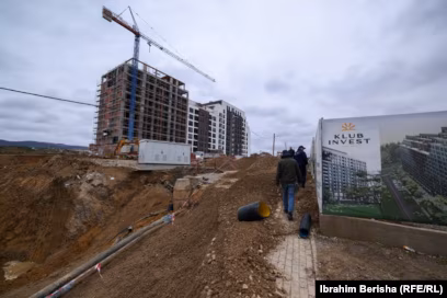 Një bilbord i vendosur nga kompania Klub Invest skaj vendpunishtes ku pati rrëshqitje të dheut.