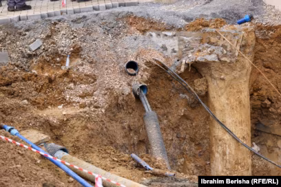 Gypa të dëmtuar pas shembujes së dheut.