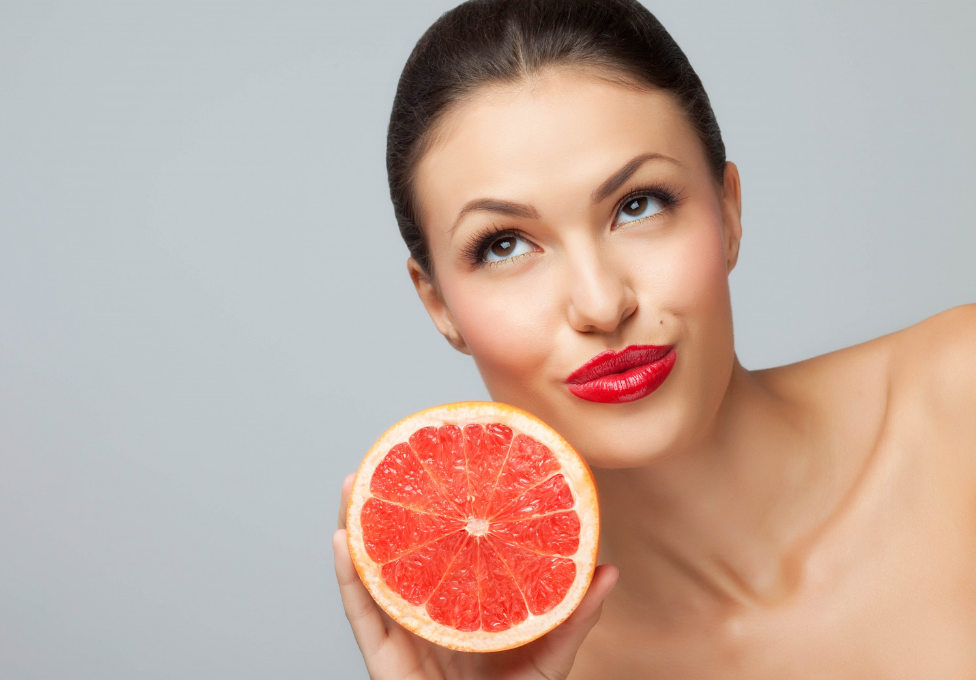 Frutat që të ndihmojnë lëkurën të duket më mirë
