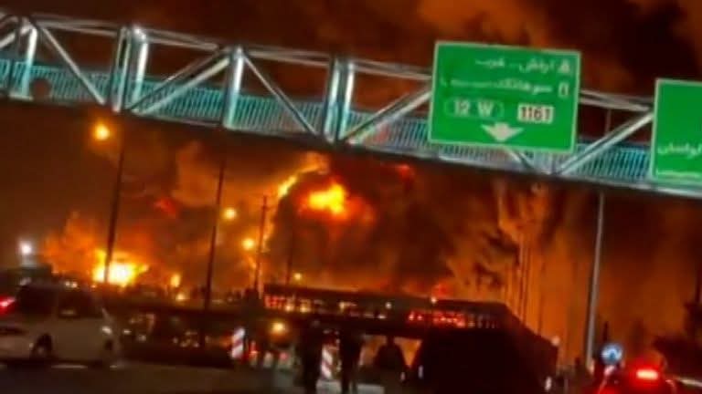 OBSH paralajmëron: Po bie shi i përzier me naftë në Iran