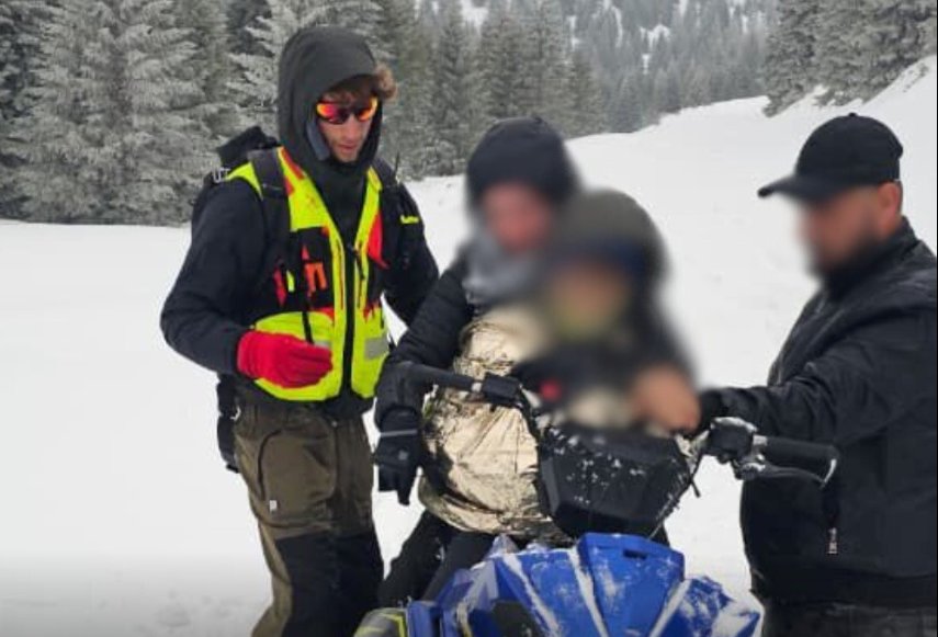 Shpëtohet familja kosovare e cila ishte bllokuar nga bora në kufirin Kosovë-Mali i Zi