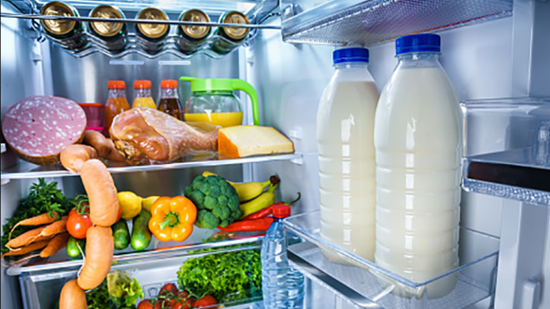 Qumështi asnjëherë nuk duhet të mbahet në derën e frigoriferit – Ekonomia Online