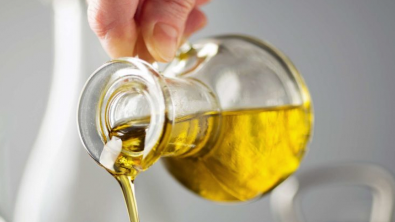 Metoda se si të përdorni vajin e ullirit për lëkurë dhe flokë më të shëndetshëm – Ekonomia Online