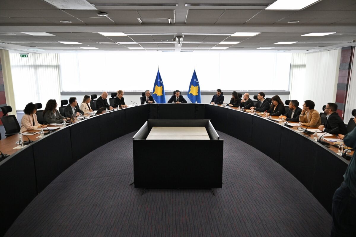 Kurti priti në takim drejtues dhe përfaqësues të organizatave ndërkombëtare të gazetarëve dhe mediave