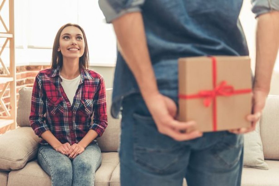 Dhuratat që s’duhet t’ia bëni partnerit për Shën Valentin – Ekonomia Online