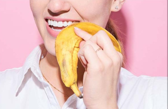 Zbardhni dhëmbët vetëm me lëvore të bananes – Ekonomia Online